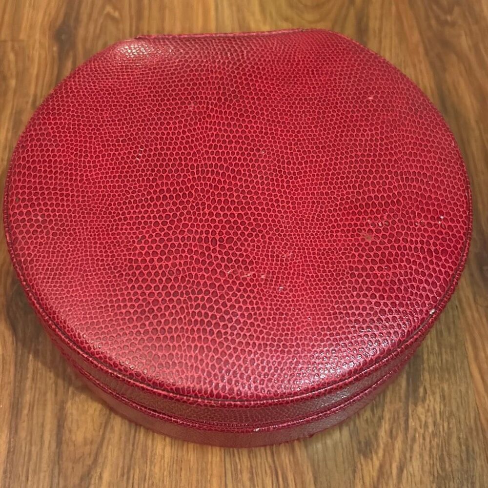 Wolf designs red leather jewelry holder case traveling round vintage